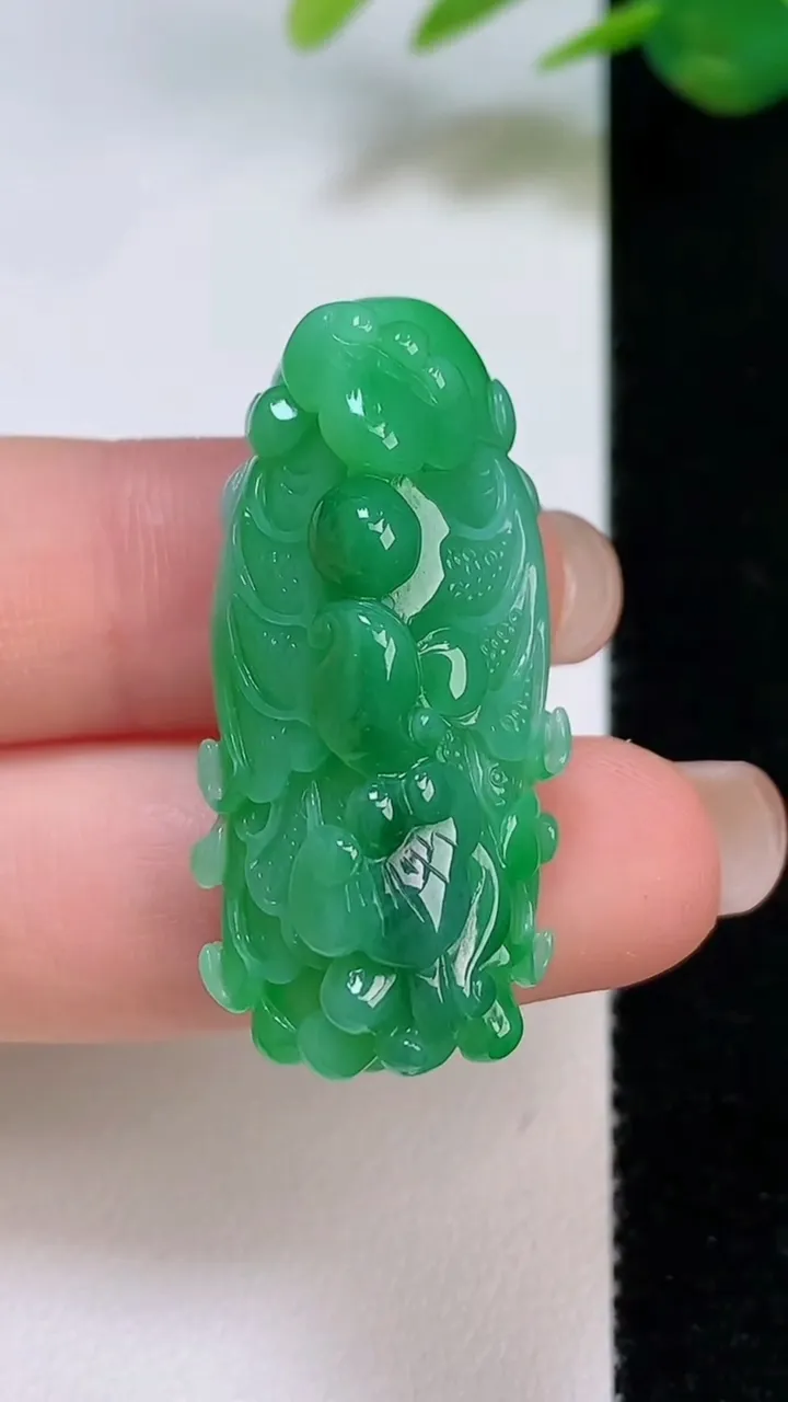 天然A货翡翠白菜吊坠，尺寸36.7-17.8-13.7，重量:13.28g
8月4日