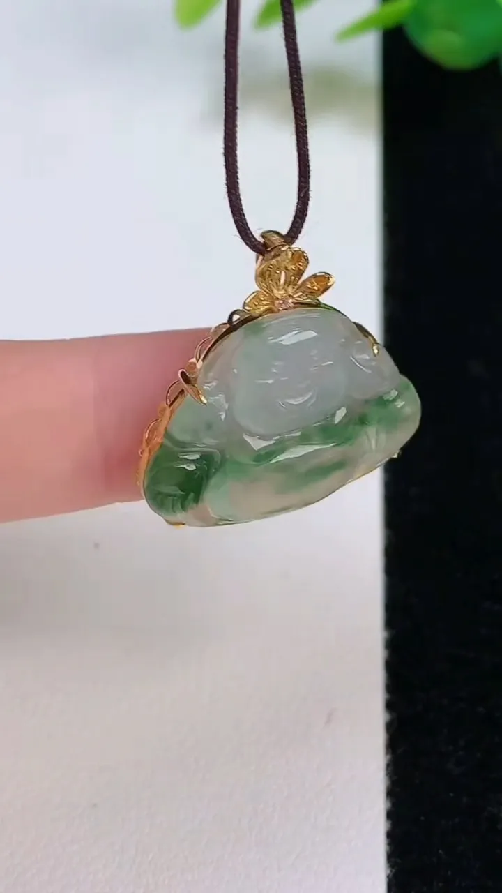天然A货翡翠种飘花佛公吊坠，尺寸17.7-23-6，重量:3.17g
8月4日