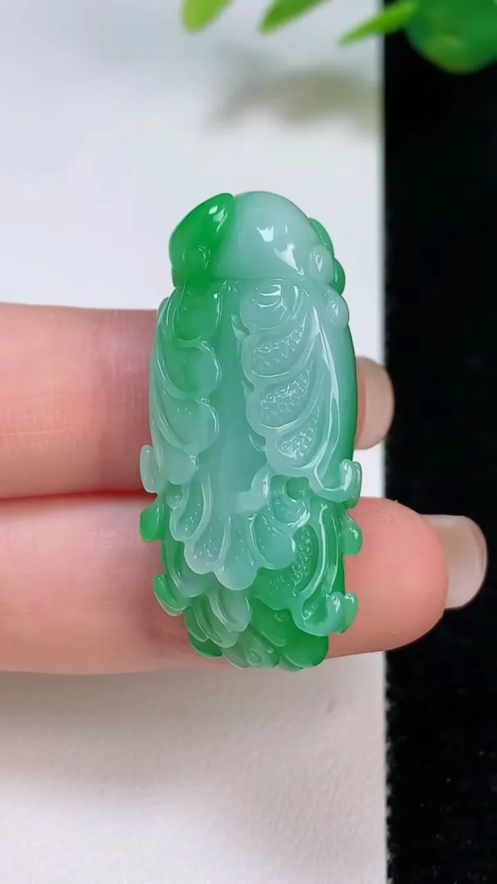 天然A货翡翠白菜吊坠，尺寸36.7-17.8-13.7，重量:13.28g
8月4日