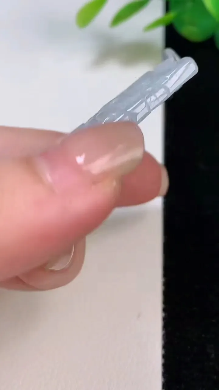 天然A货翡翠紫罗兰山水牌吊坠，尺寸62-33.5-6.3，重量:30.62g
8月4日