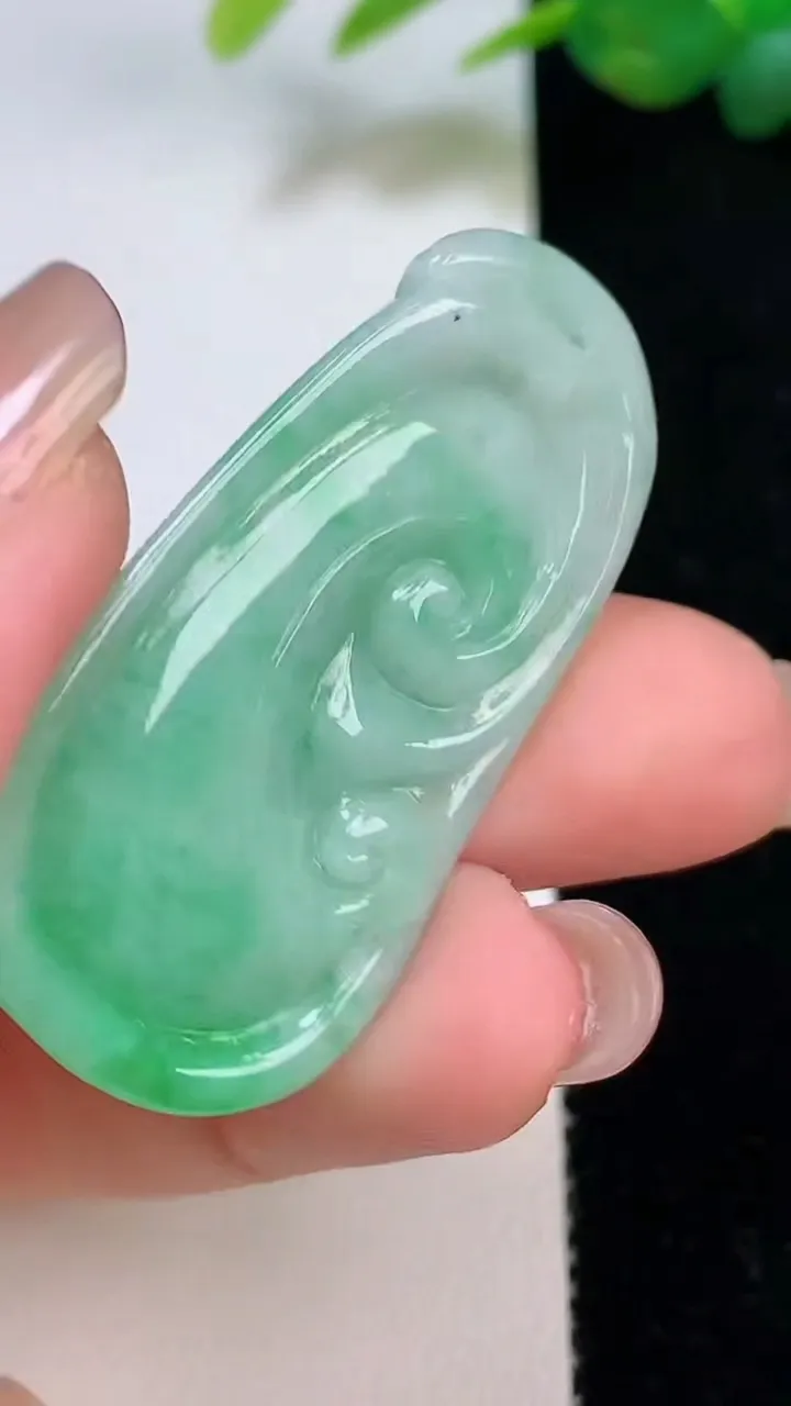 天然A货翡翠如意吊坠，尺寸42.7-22-6，重量:11.39g
8月4日