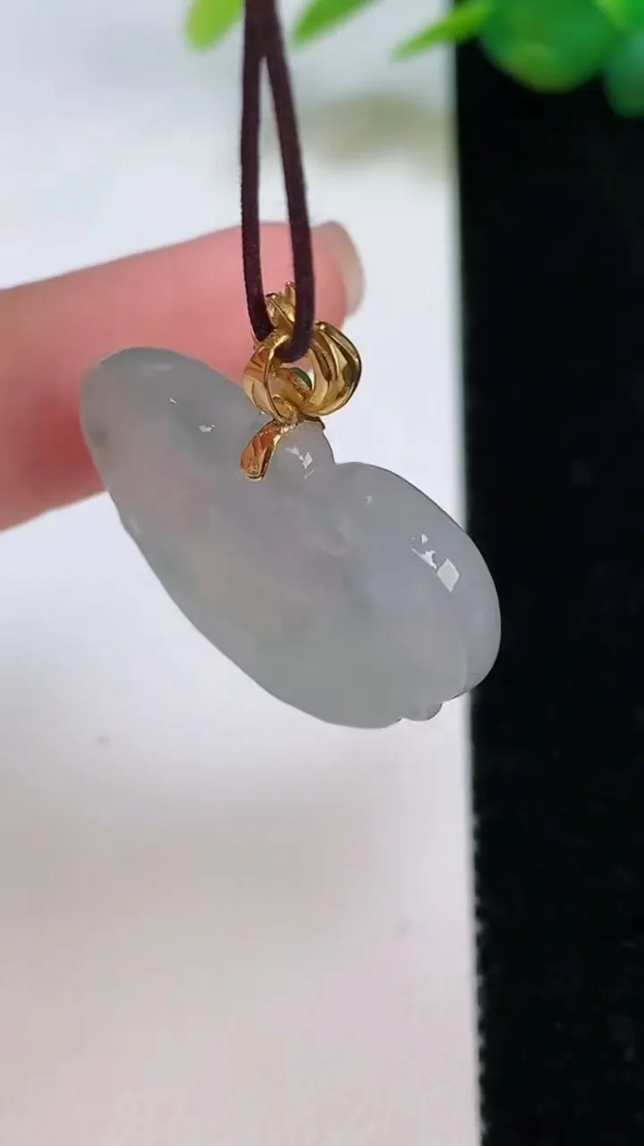 天然A货翡翠种飘花如意头吊坠，尺寸20.7-27.8-5.8，重量:6.65g
8月4日