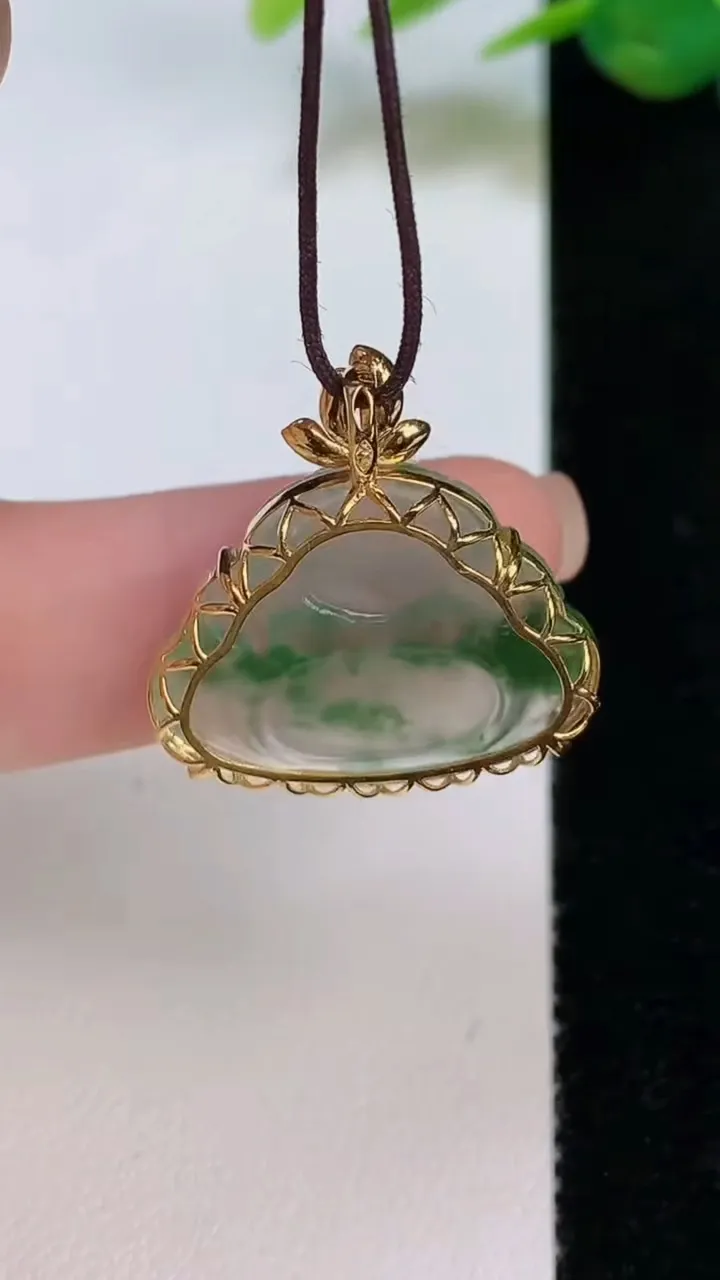 天然A货翡翠种飘花佛公吊坠，尺寸17.7-23-6，重量:3.17g
8月4日