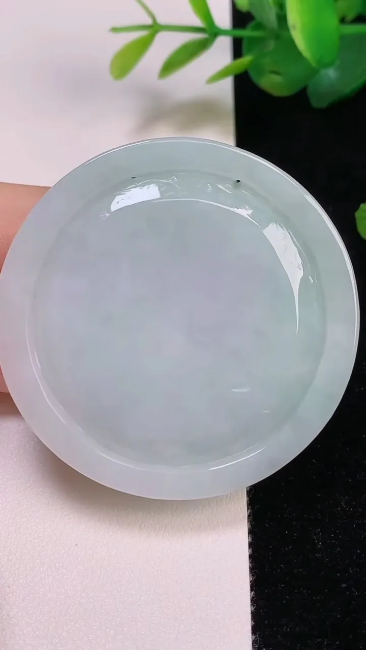 天然A货翡翠大日如来吊坠，尺寸51.7-13.2，重量:74.30g
8月4日