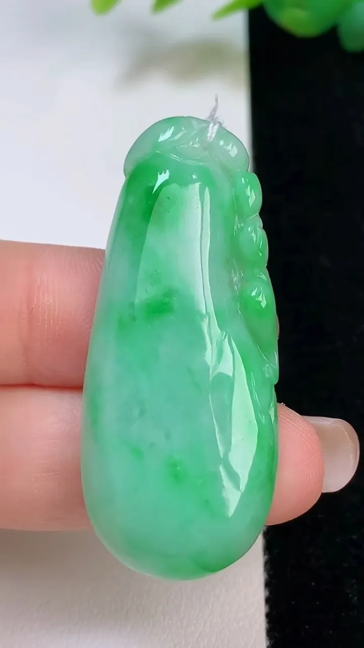 天然A货翡翠福瓜吊坠，尺寸46.2-19.2-6，重量:11.91g
8月4日