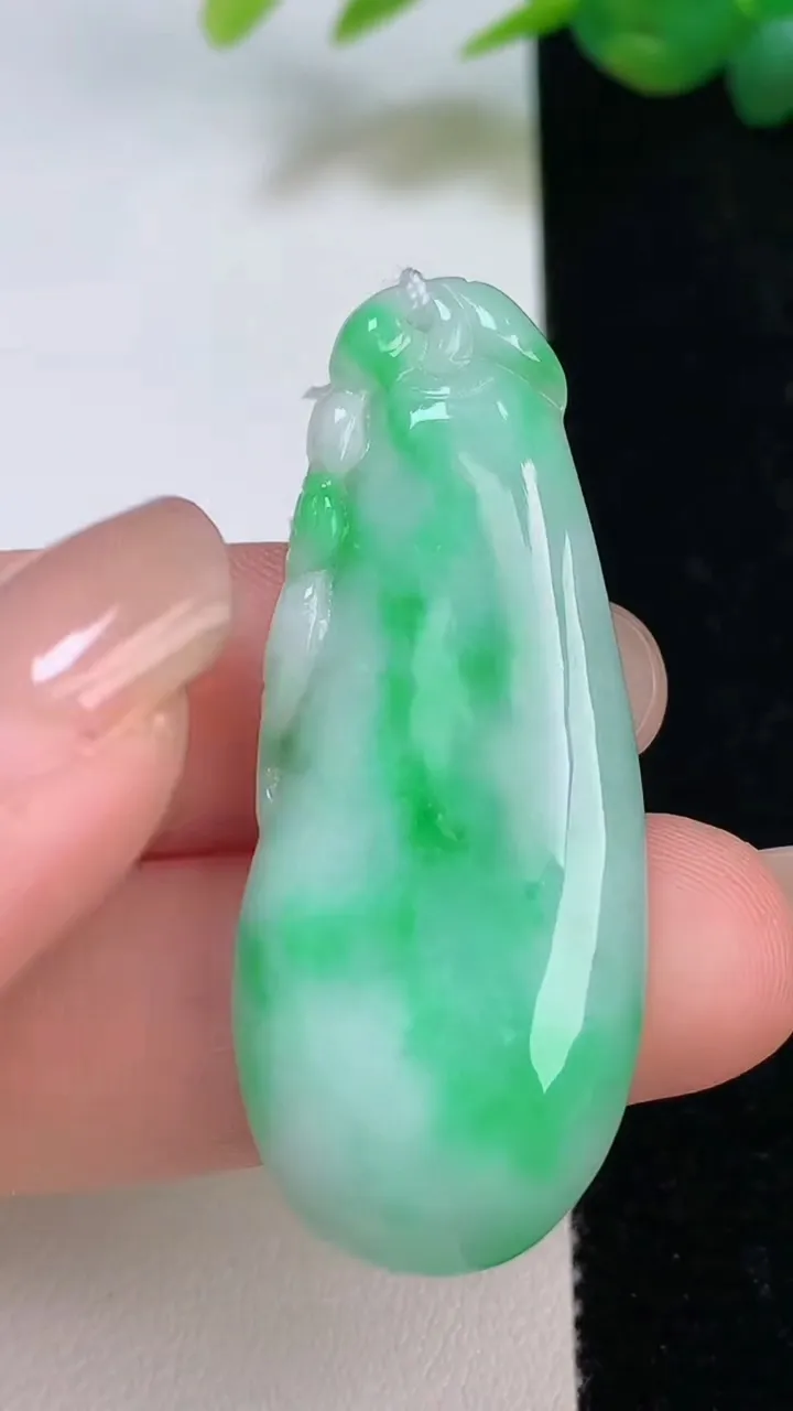 天然A货翡翠福瓜吊坠，尺寸45-18-6，重量:10.45g
8月4日