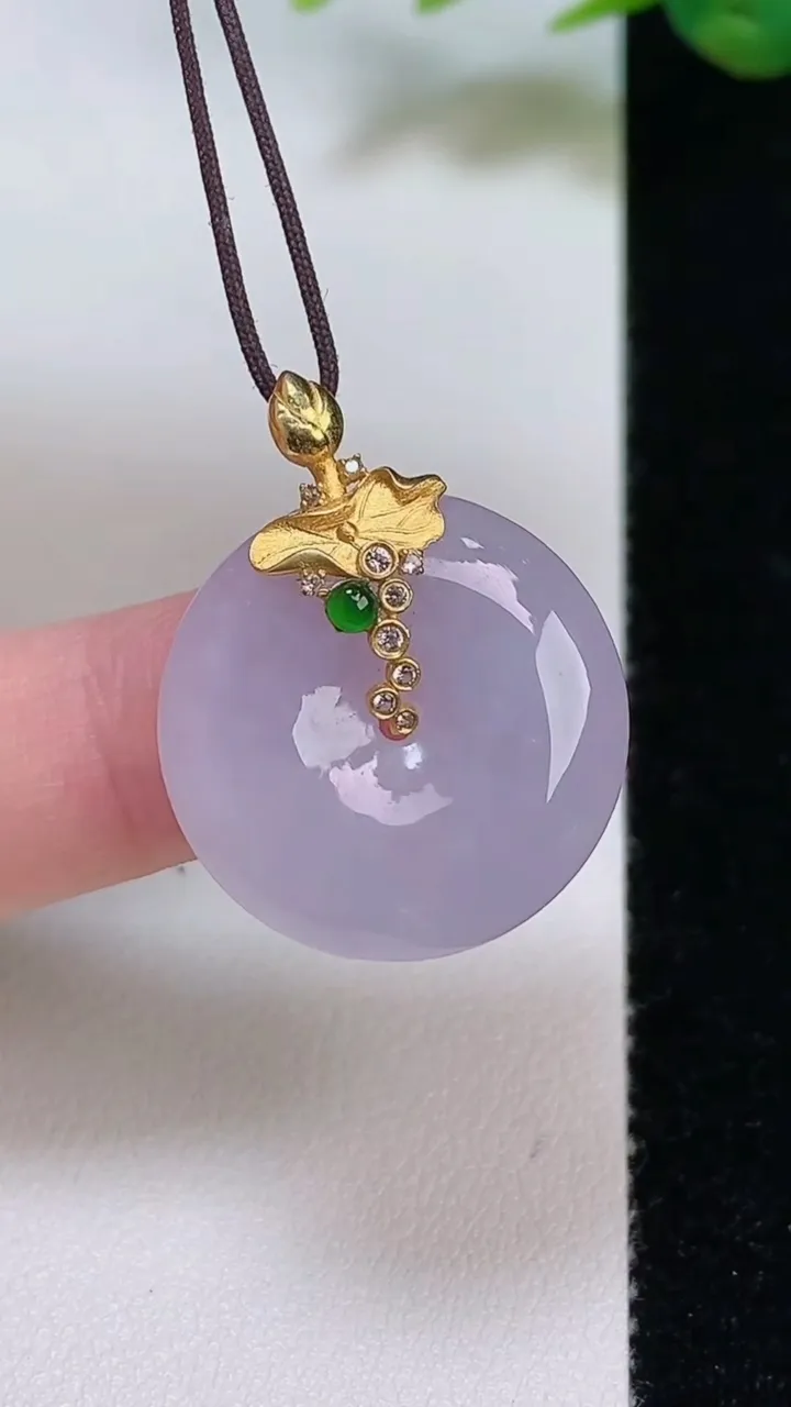 天然A货翡翠种紫罗兰平安扣吊坠，尺寸22.2-5.6，重量:6.12g
8月4日