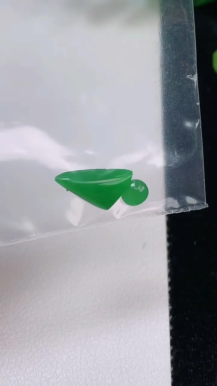 天然A货翡翠随形戒面镶嵌件一对，尺寸13.2-6.8-3，重:0.38g2025年8月4日
工厂直销收藏佳品,种好水足，色泽均匀，有种有色，上手高大气！