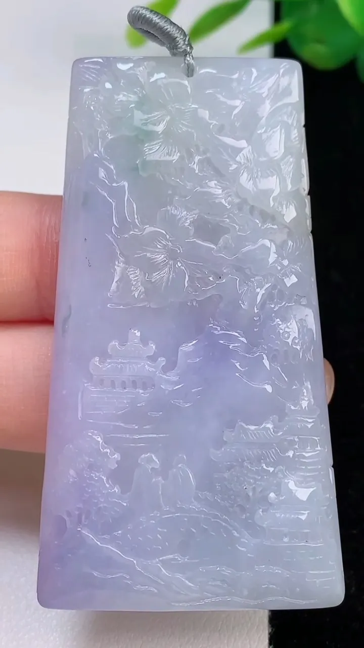 天然A货翡翠紫罗兰山水牌吊坠，尺寸62-33.5-6.3，重量:30.62g
8月4日