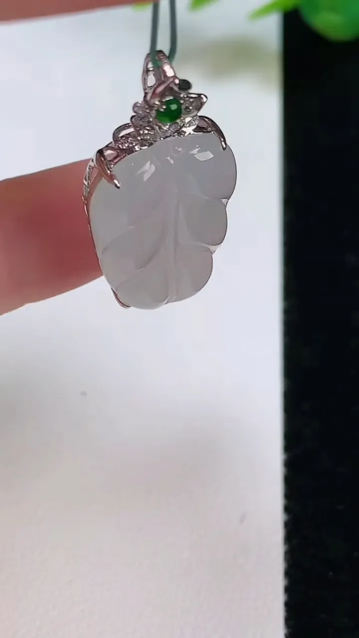 天然A货翡翠种白冰金枝玉叶 叶子吊坠，尺寸22.5-14-6.4，重量:3.58g
8月4日