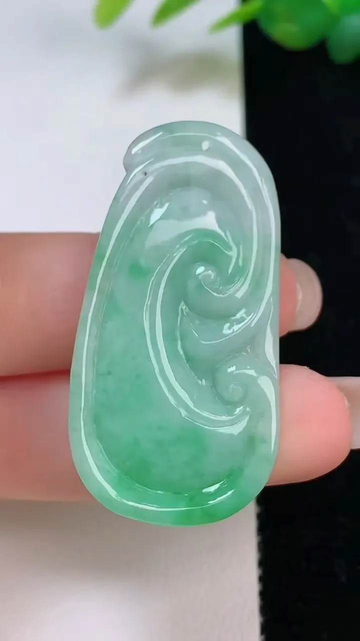天然A货翡翠如意吊坠，尺寸42.7-22-6，重量:11.39g
8月4日