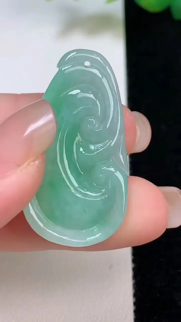 天然A货翡翠如意吊坠，尺寸35.7-19.6-6.8，重量:8.85g
8月4日