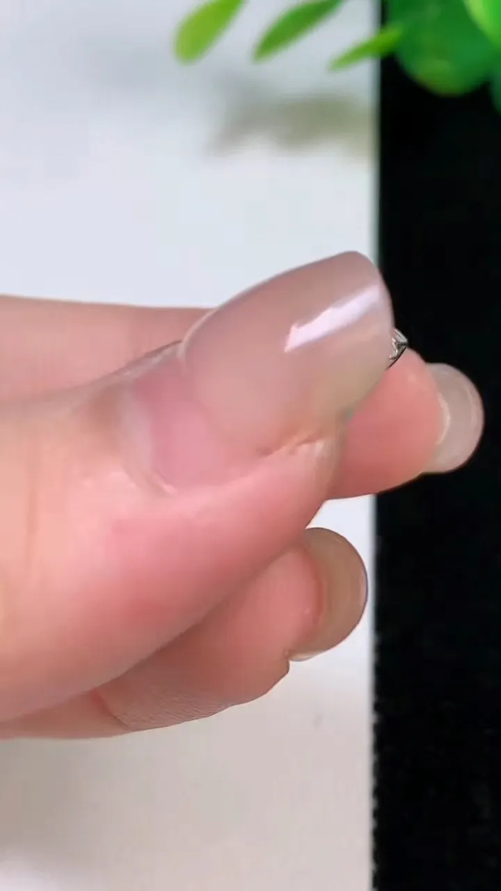 天然A货翡翠金枝玉叶 叶子吊坠，尺寸29-17.2-3.8，重量:4.09g
8月4日