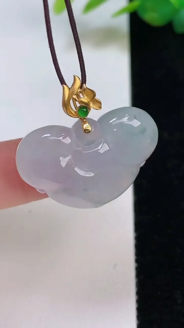 天然A货翡翠种飘花如意头吊坠，尺寸20.7-27.8-5.8，重量:6.65g
8月4日