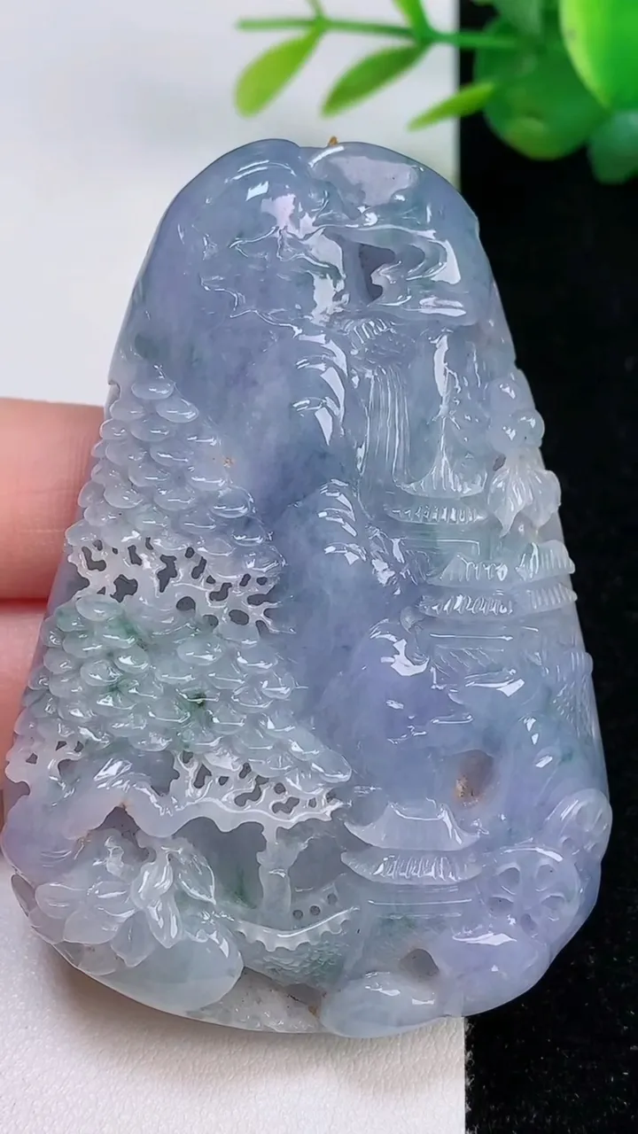 天然A货翡翠春带彩 紫罗兰山水牌吊坠，尺寸67-47-11，重量:70.00g
8月4日