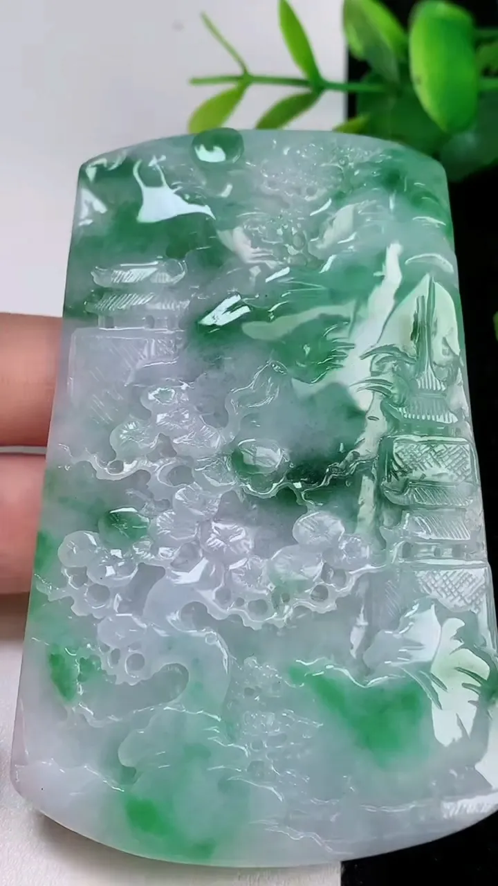 天然A货翡翠山水牌吊坠，尺寸81-51.7-6.3，重量:63.29g
8月4日