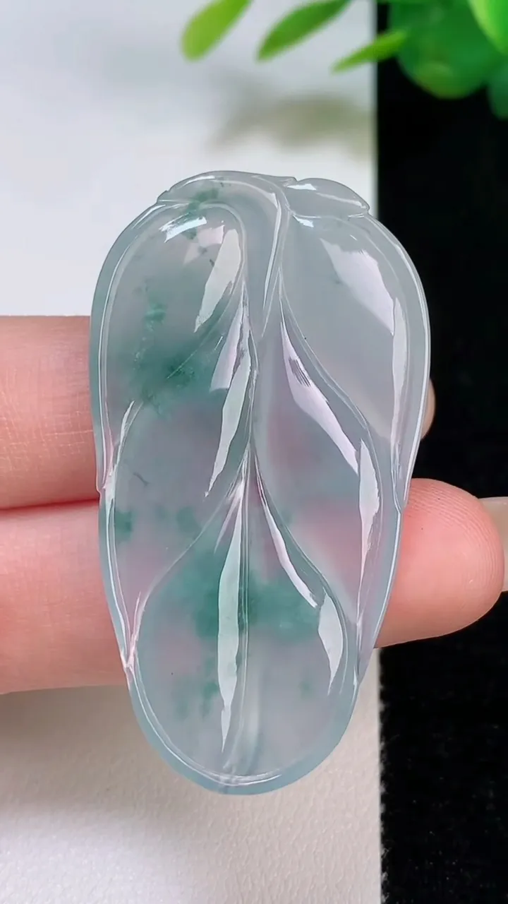 天然A货翡翠冰种飘花金枝玉叶 叶子吊坠，尺寸49-27.2-4.2，重量:10.33g
8月4日