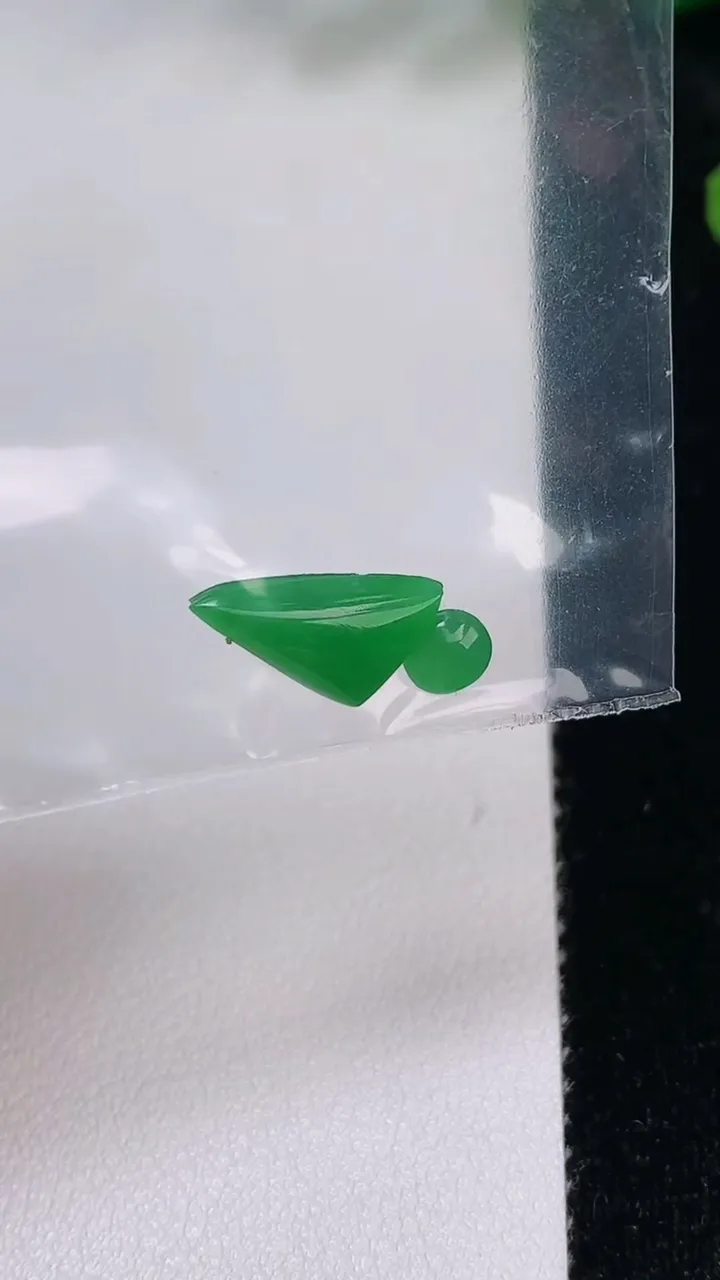 天然A货翡翠随形戒面镶嵌件一对，尺寸13.2-6.8-3，重:0.38g2025年8月4日
工厂直销收藏佳品,种好水足，色泽均匀，有种有色，上手高大气！