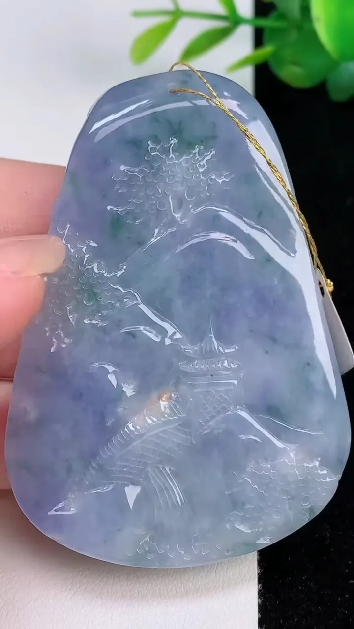 天然A货翡翠春带彩 紫罗兰山水牌吊坠，尺寸67-47-11，重量:70.00g
8月4日