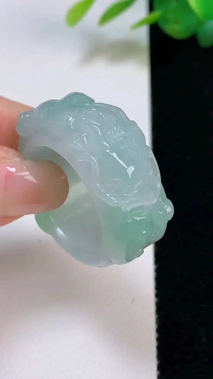 天然A货翡翠龙头扳指 戒指，尺寸21.6-12.7-6.5，重量:19.75g2025年8月4日
工厂直销收藏佳品,种好水足，色泽均匀，有种有色，上手高大气！
