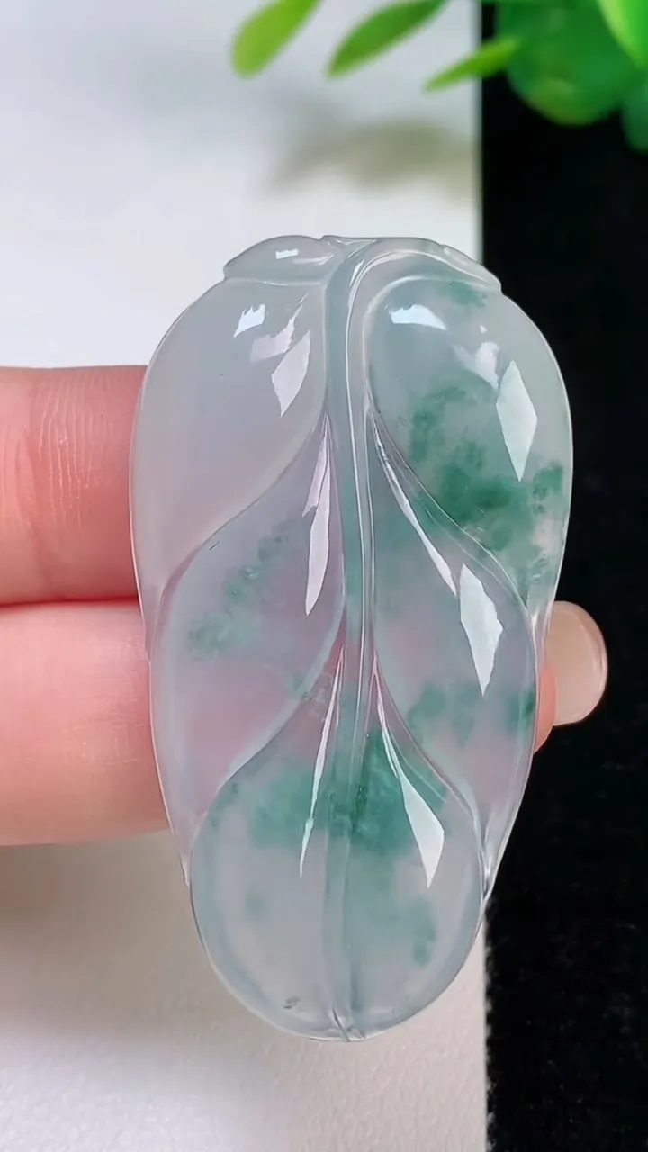 天然A货翡翠冰种飘花金枝玉叶 叶子吊坠，尺寸49-27.2-4.2，重量:10.33g
8月4日