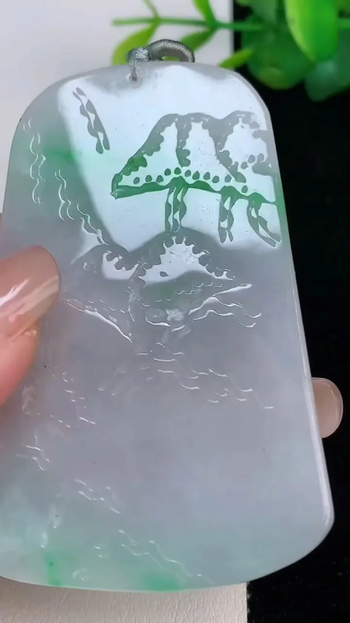 天然A货翡翠山水牌吊坠，尺寸70.4-44.6-6，重量:43.69g
8月4日