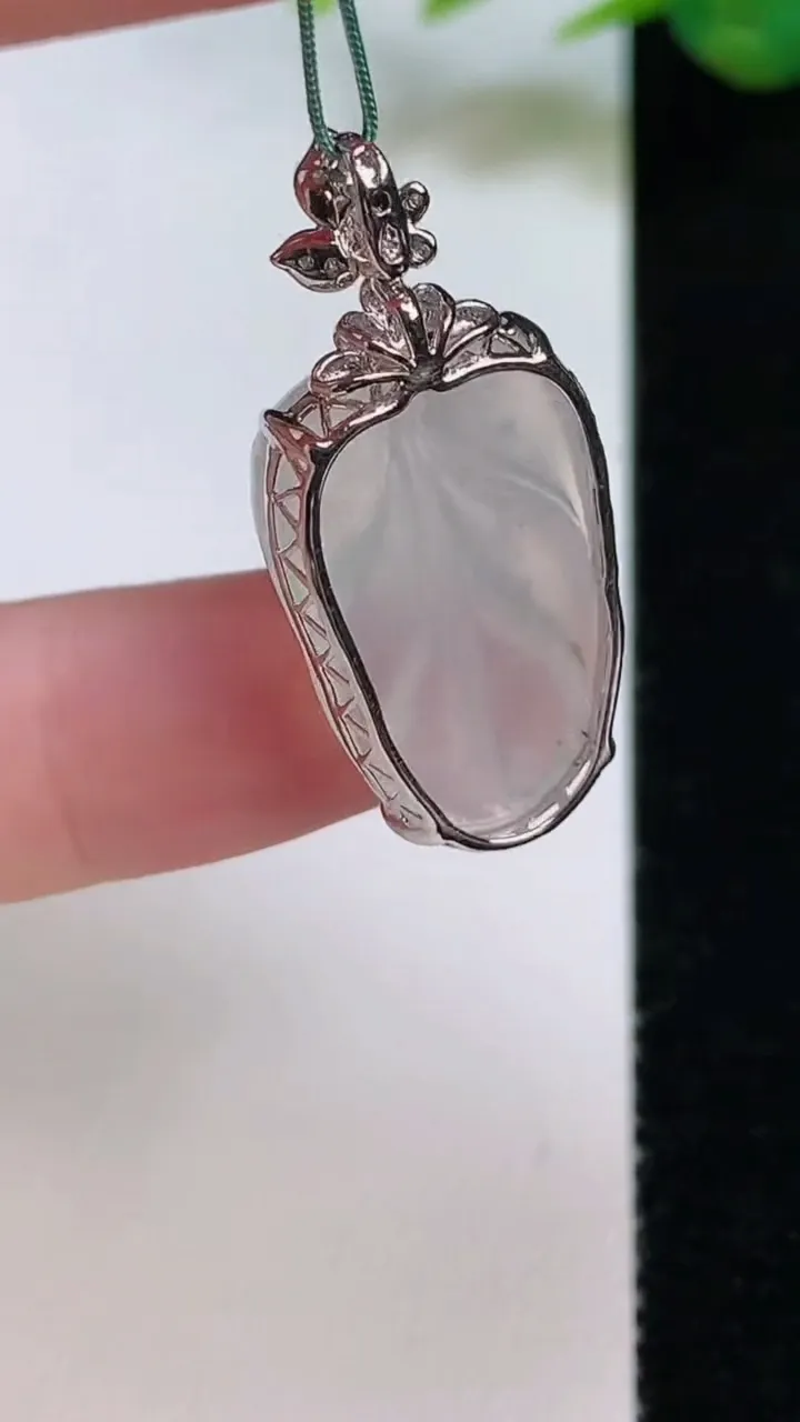 天然A货翡翠种白冰金枝玉叶 叶子吊坠，尺寸22.5-14-6.4，重量:3.58g
8月4日