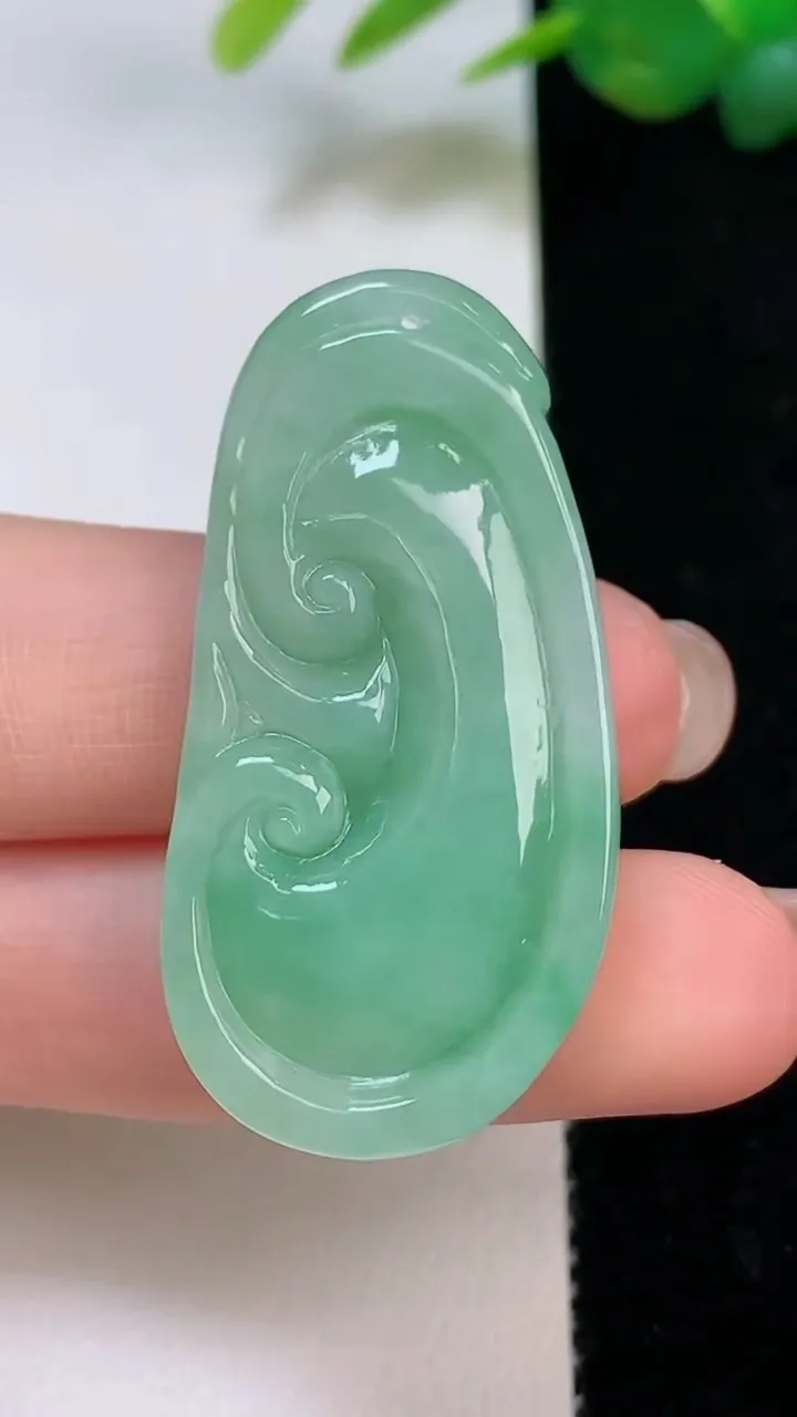 天然A货翡翠如意吊坠，尺寸41.3-20.7-6.3，重量:11.41g
8月4日