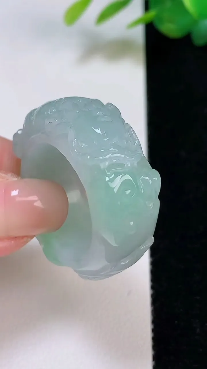 天然A货翡翠龙头扳指 戒指，尺寸21.6-12.7-6.5，重量:19.75g2025年8月4日
工厂直销收藏佳品,种好水足，色泽均匀，有种有色，上手高大气！