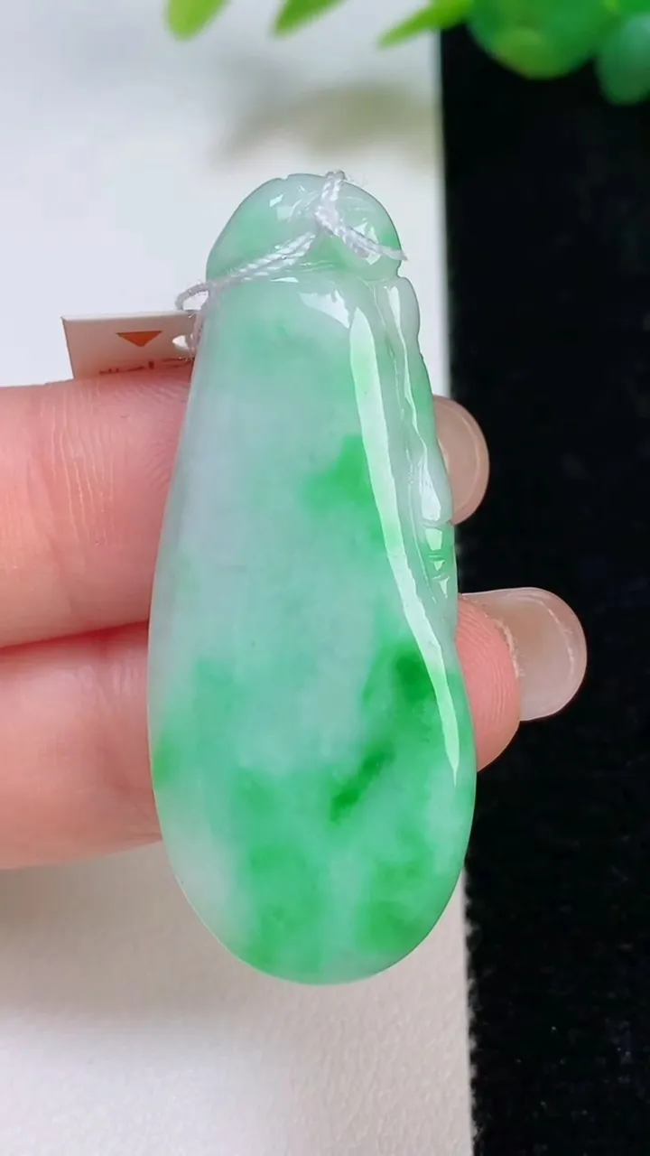 天然A货翡翠福瓜吊坠，尺寸45-18-6，重量:10.45g
8月4日
