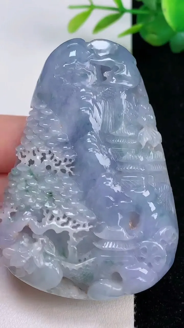 天然A货翡翠春带彩 紫罗兰山水牌吊坠，尺寸67-47-11，重量:70.00g
8月4日