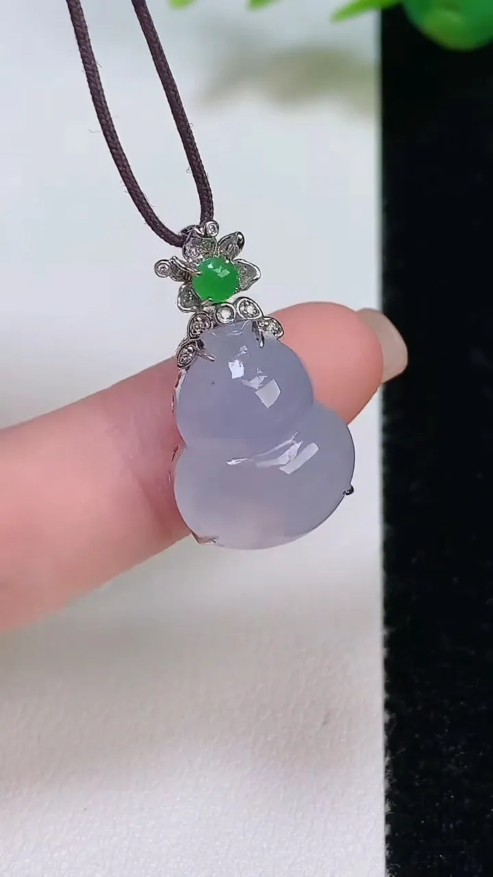 天然A货翡翠种紫罗兰葫芦吊坠，尺寸18-14-7.5，重量:3.65g
8月4日
