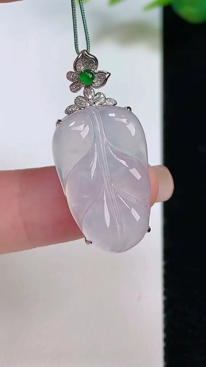 天然A货翡翠种白冰金枝玉叶 叶子吊坠，尺寸22.5-14-6.4，重量:3.58g
8月4日