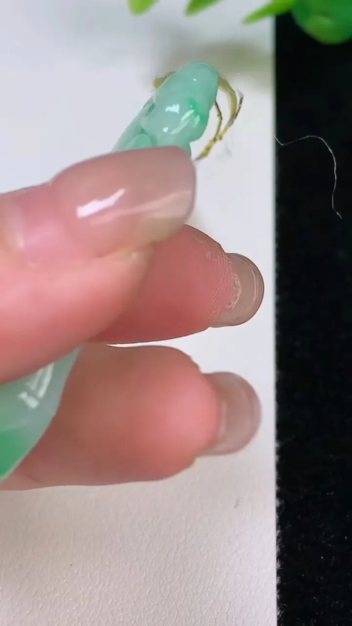 天然A货翡翠节节高升 竹节吊坠，尺寸51-24-6.2，重量18.17g
8月4日