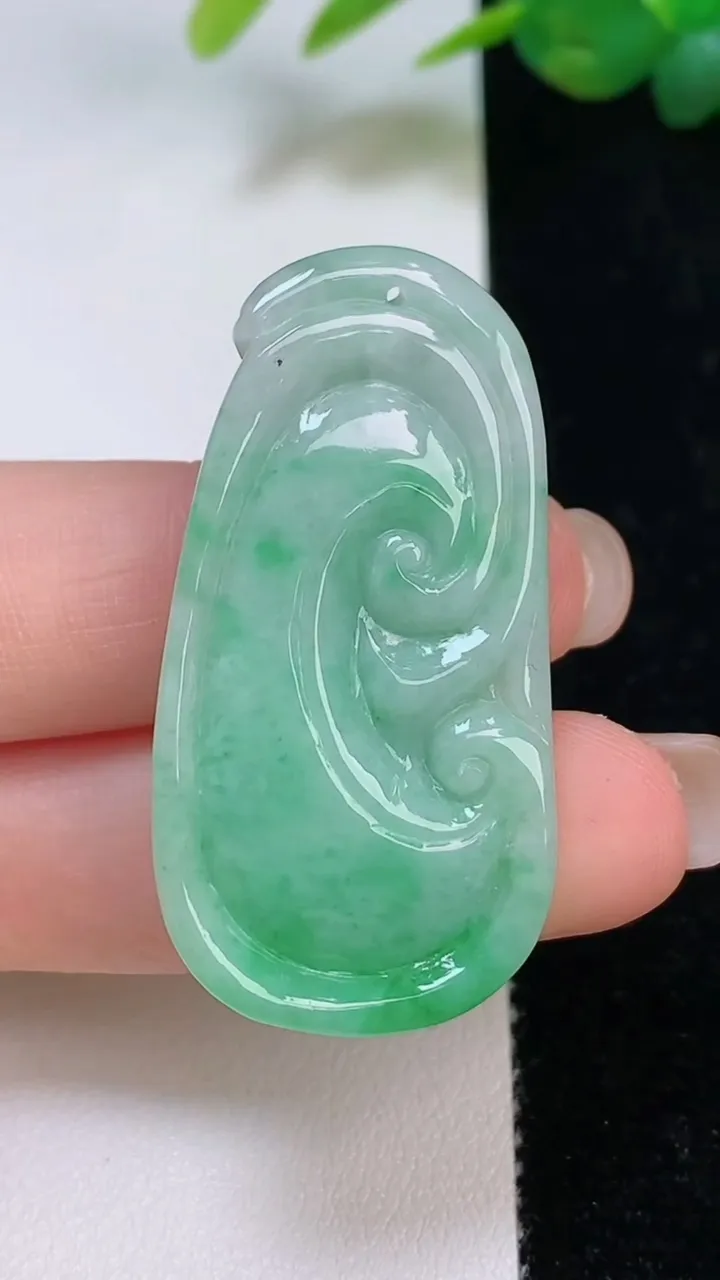 天然A货翡翠如意吊坠，尺寸42.7-22-6，重量:11.39g
8月4日