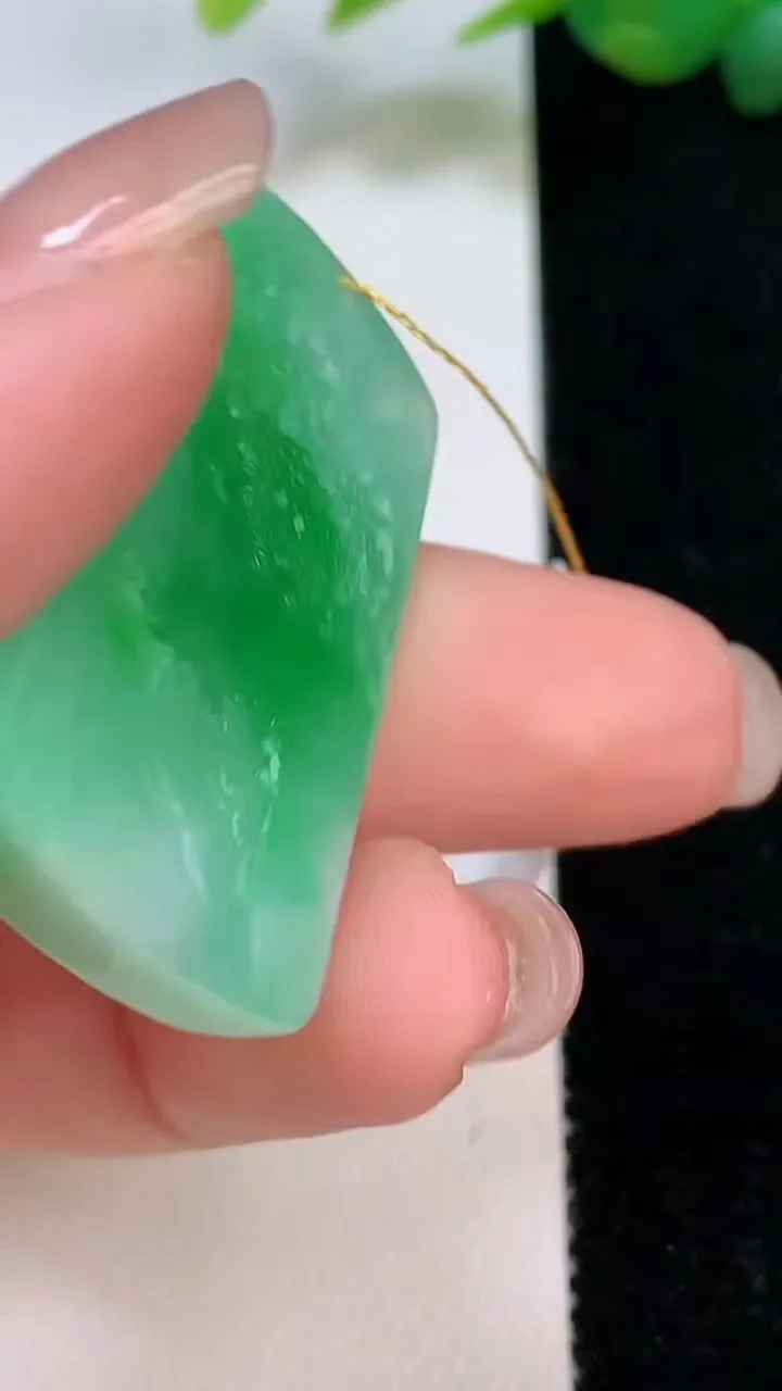 天然A货翡翠山水牌吊坠，尺寸37-23.2-6.5，重量:14.34g
8月4日