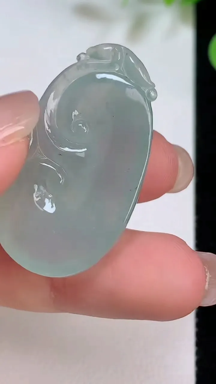 天然A货翡翠如意吊坠，尺寸37-20.3-7，重量:10.37g
8月5日