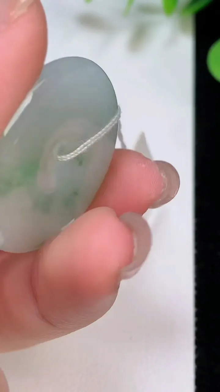 天然A货翡翠飘花平安扣吊坠，尺寸31.6-5.4，重量:11.63g
8月5日