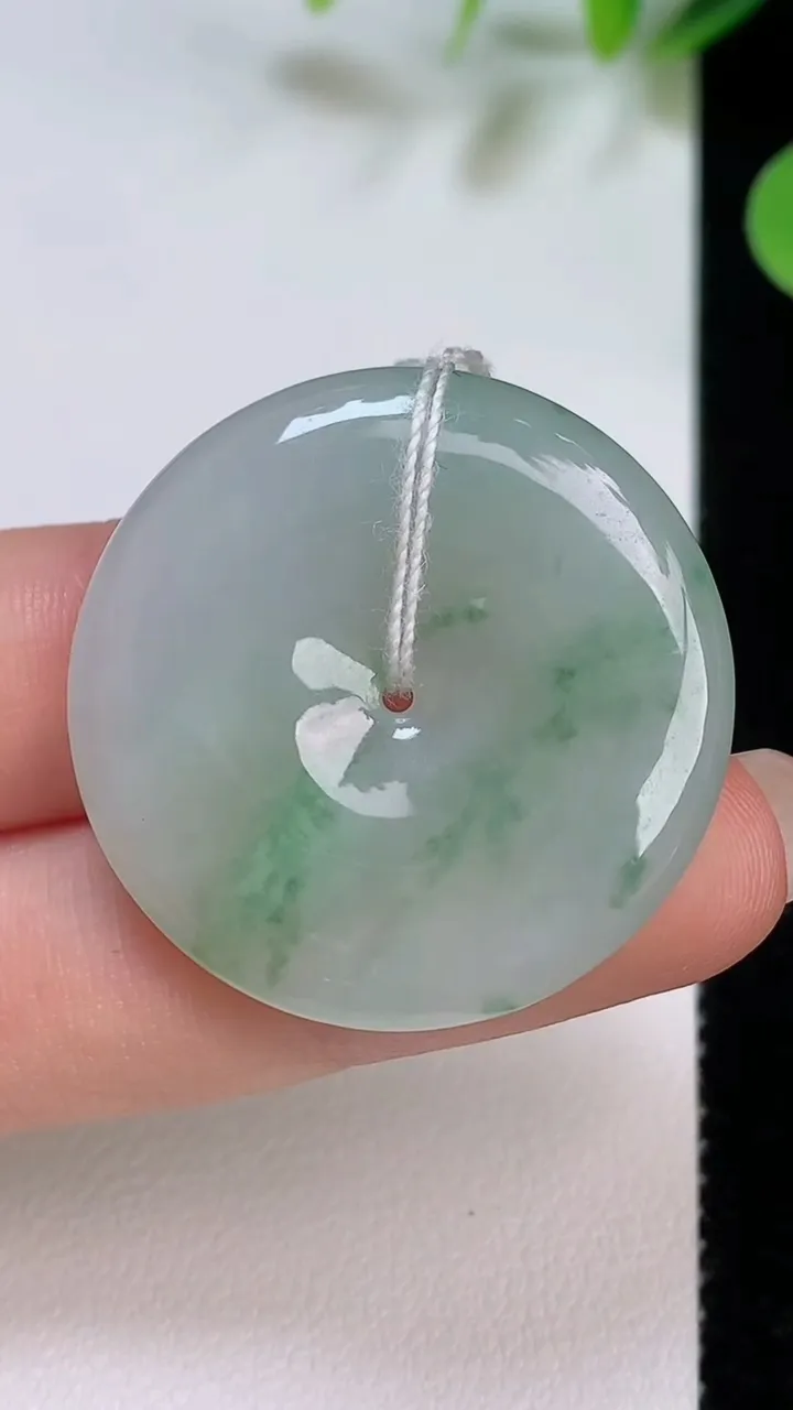 天然A货翡翠飘花平安扣吊坠，尺寸31.6-5.4，重量:11.63g
8月5日