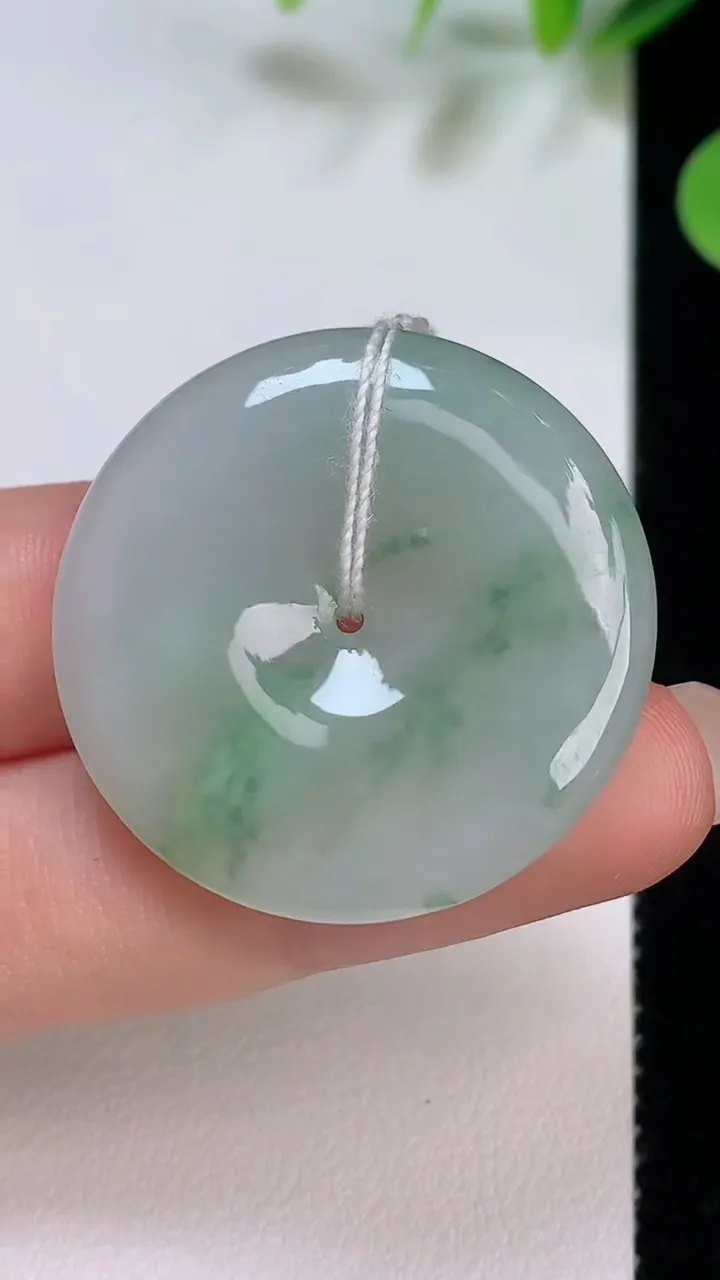 天然A货翡翠飘花平安扣吊坠，尺寸31.6-5.4，重量:11.63g
8月5日