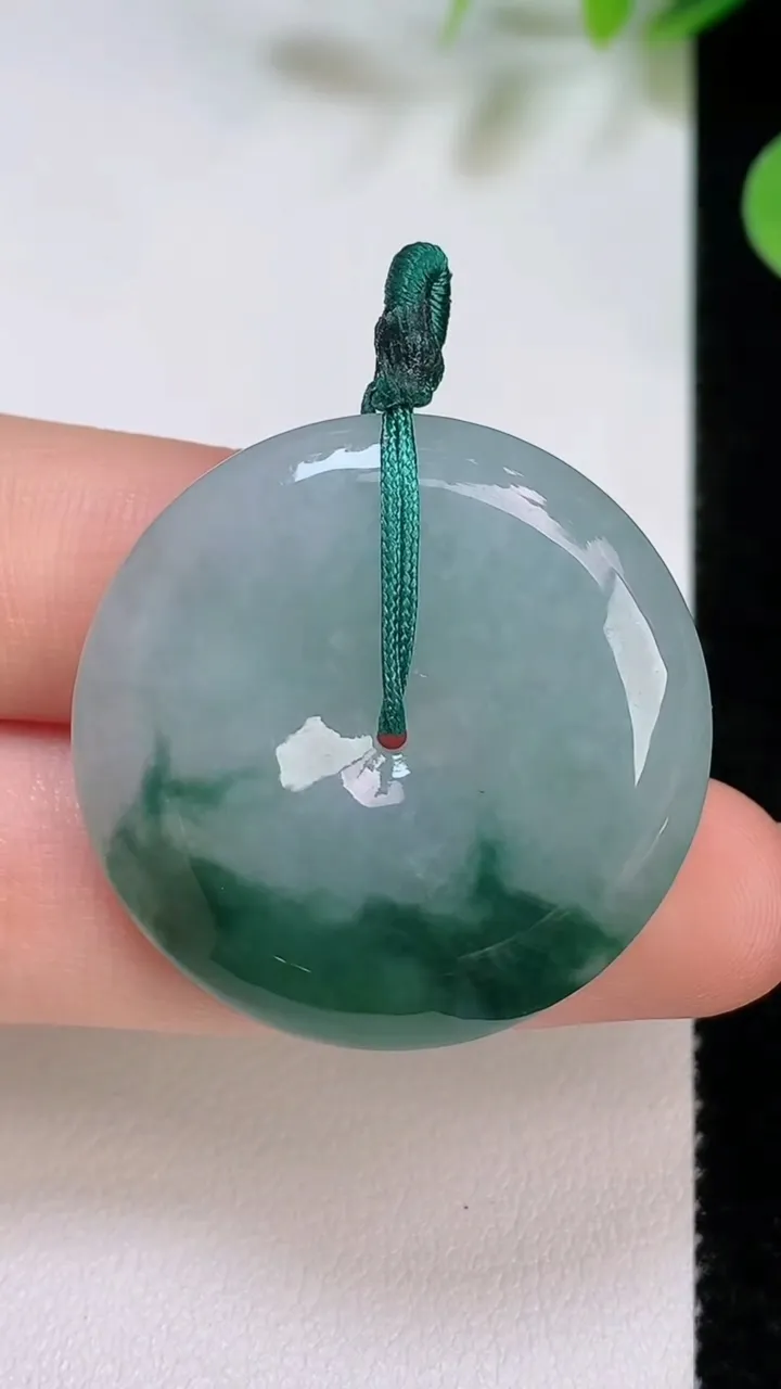 天然A货翡翠飘花平安扣吊坠，尺寸31.3-6，重量:12.52g
8月5日