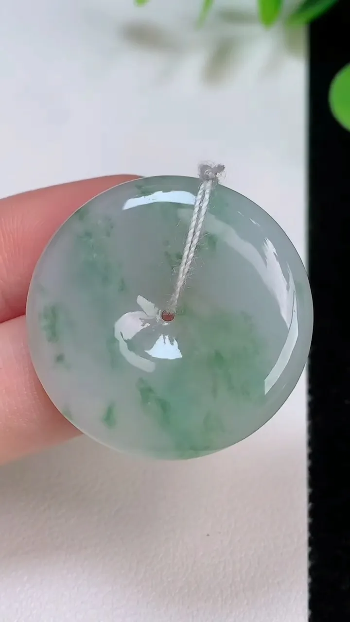 天然A货翡翠飘花平安扣吊坠，尺寸31.6-5.4，重量:11.63g
8月5日