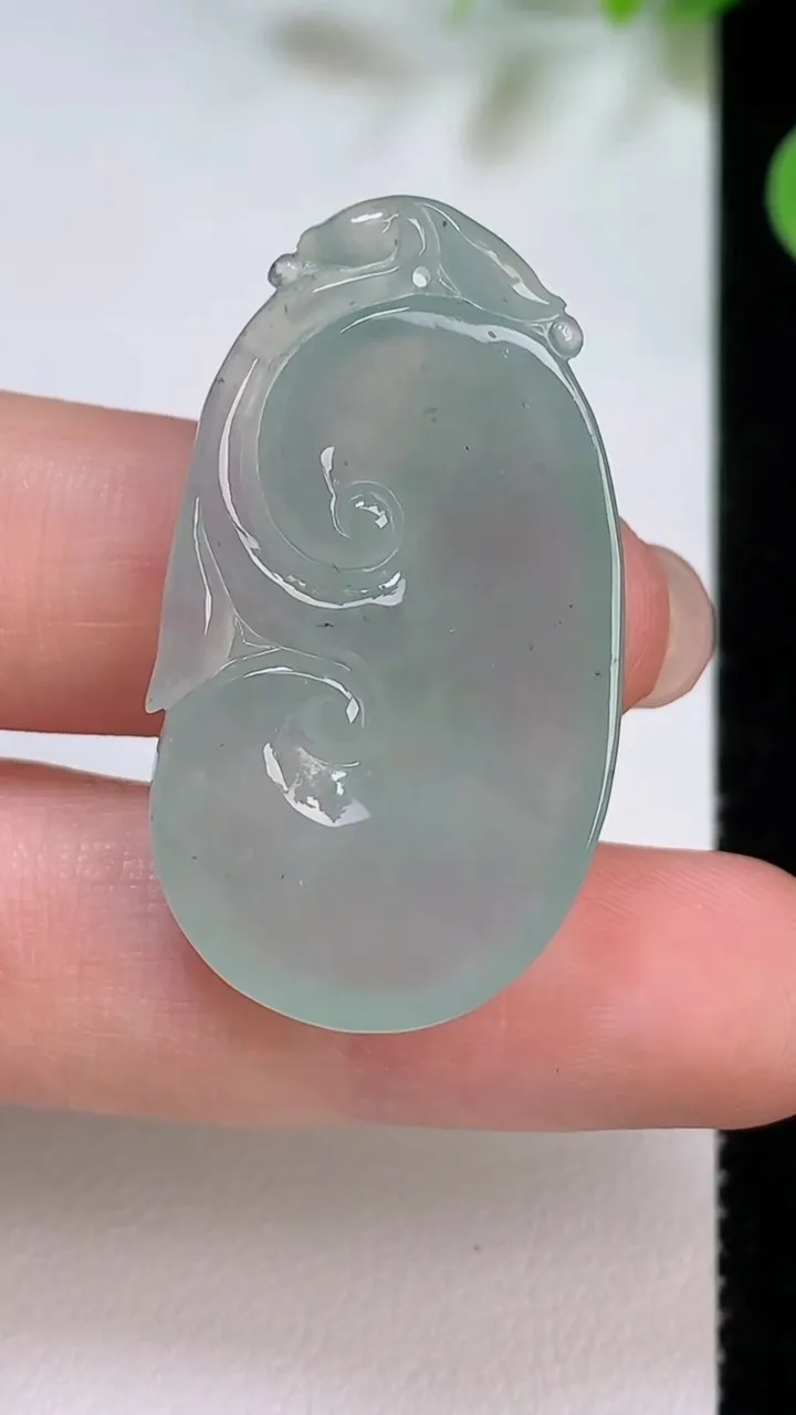 天然A货翡翠如意吊坠，尺寸37-20.3-7，重量:10.37g
8月5日