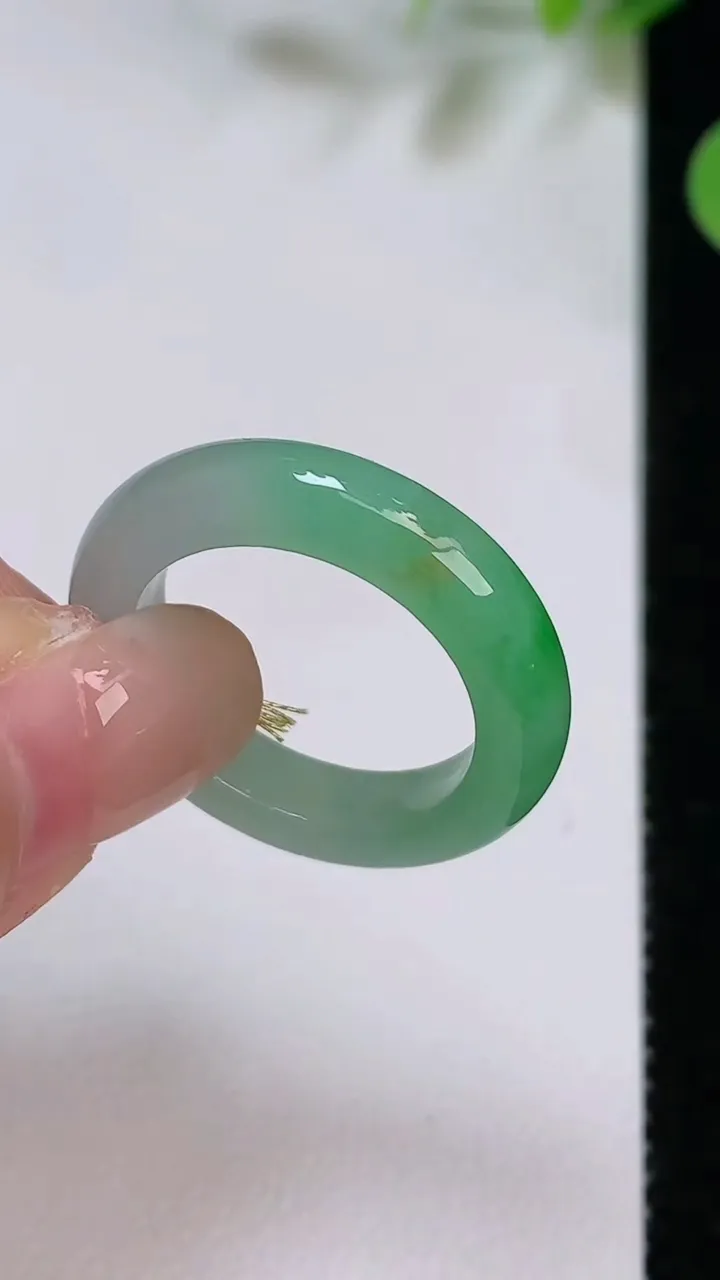 天然A货翡翠戒指指环，尺寸18.6-5-4，重量:4.40g2025年8月5日
工厂直销收藏佳品,种好水足，色泽均匀，有种有色，上手高大气！