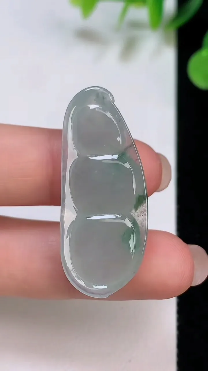 天然A货翡翠福豆吊坠，尺寸38.2-15.5-6，重量:6.65g
8月5日