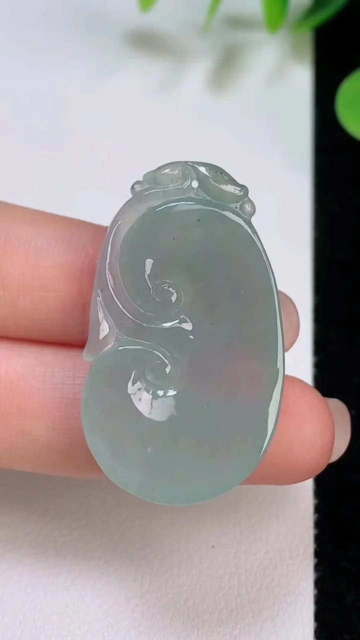天然A货翡翠如意吊坠，尺寸37.7-22.2-6.5，重量:10.70g
8月5日