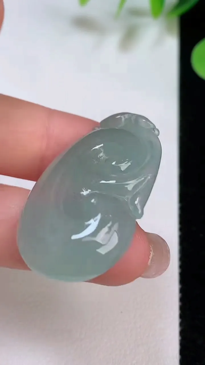 天然A货翡翠如意吊坠，尺寸37.7-22.2-6.5，重量:10.70g
8月5日