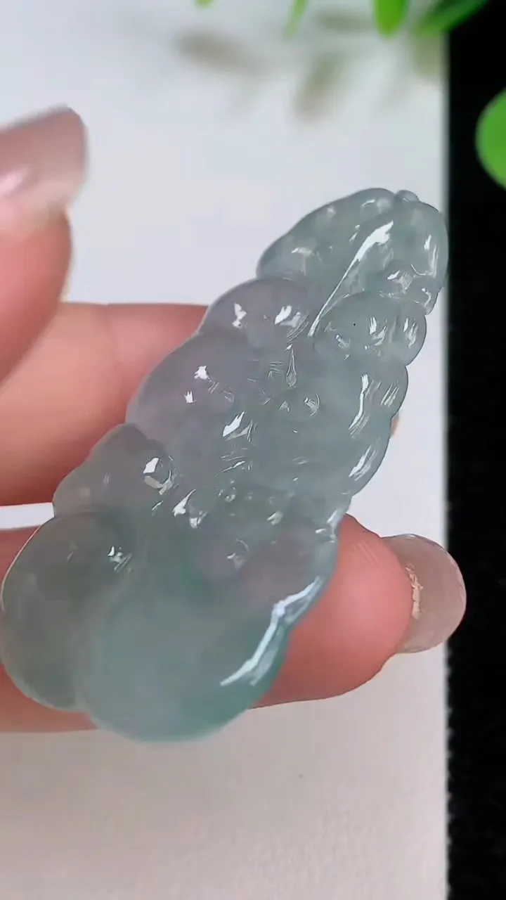 天然A货翡翠如意吊坠，尺寸45.4-24.4-4.7，重量:11.67g
8月5日
