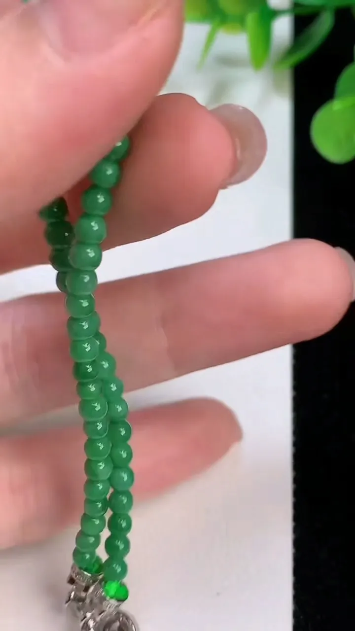 天然A货翡翠小米珠手串，尺寸3.2-51颗，重量:5.01g8月5日
工厂直销收藏佳品,种好水足，色泽均匀，有种有色，上手高大气！
