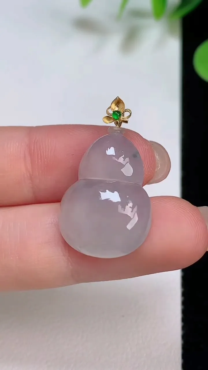 天然A货翡翠18k金飘花葫芦吊坠，尺寸22.2-16.5-5，重量:3.26g
8月5日